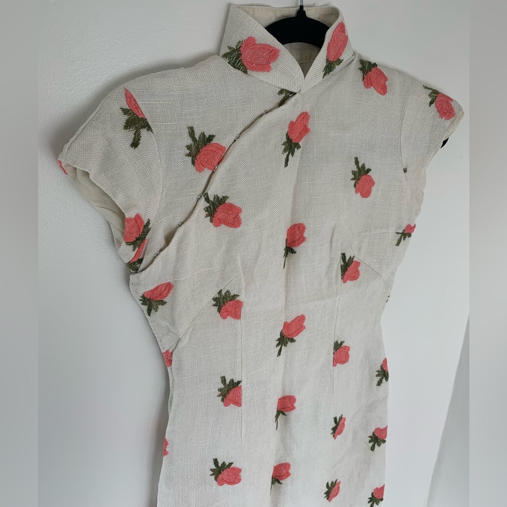 SOLD Rare Vintage 1950’s Floral Embroidered Raw Linen Lined Silk Cheongsam Dress - Picture 5 of 15